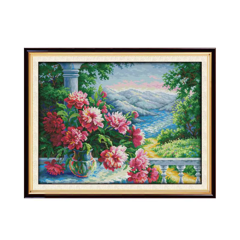 Belle broderie au point de croix faite à la main, paysage de montagne, fleurs en pleine floraison, v