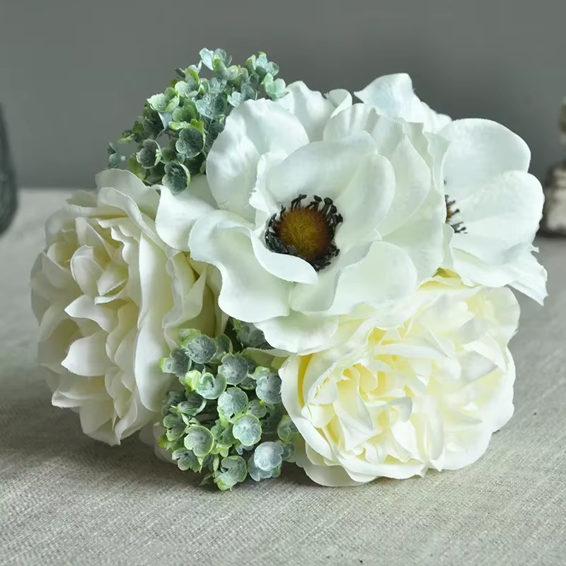 Bouquet de pivoines de montagne parfumées nordiques, fleur de simulation, main fraîche tenant de fau