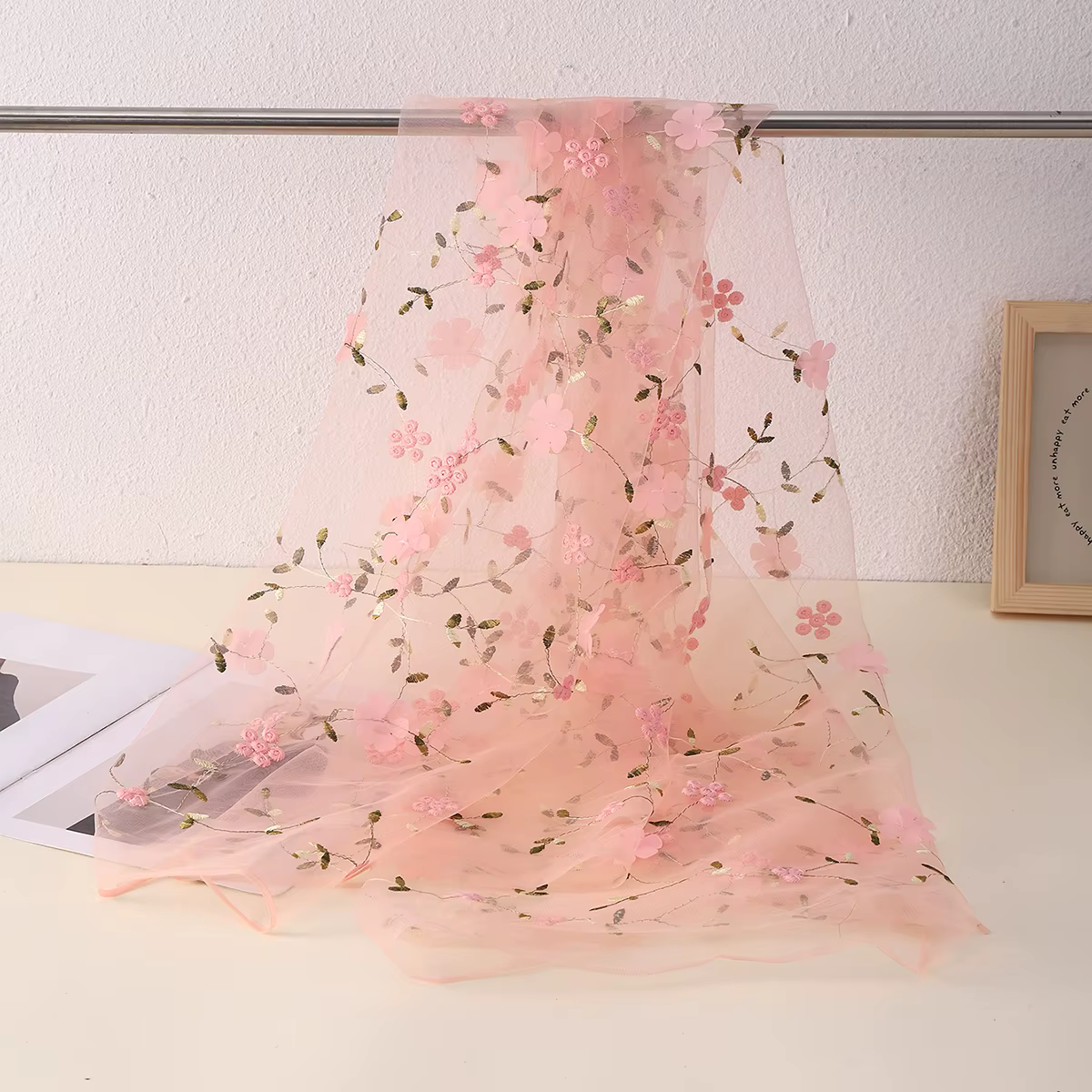 Magnifique tissu en dentelle brodée florale, vert sauge, maille brodée de fleurs, tissu en Tulle dou