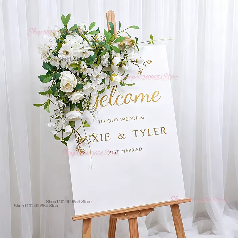 Décoration florale de mariage avec rangée de roses blanches et feuilles vertes, cadre d'arche en cor