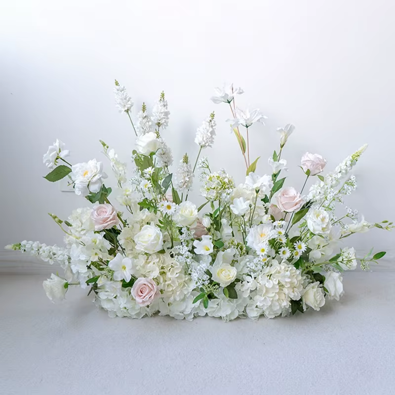 Composition florale au sol de roses blanches, accessoires de mariage en extérieur, décoration de fêt