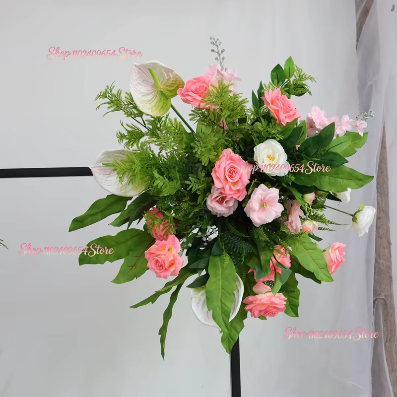 Décoration florale de luxe pour mariage : rangée de plantes vertes, feuilles, roses et jacinthes, po