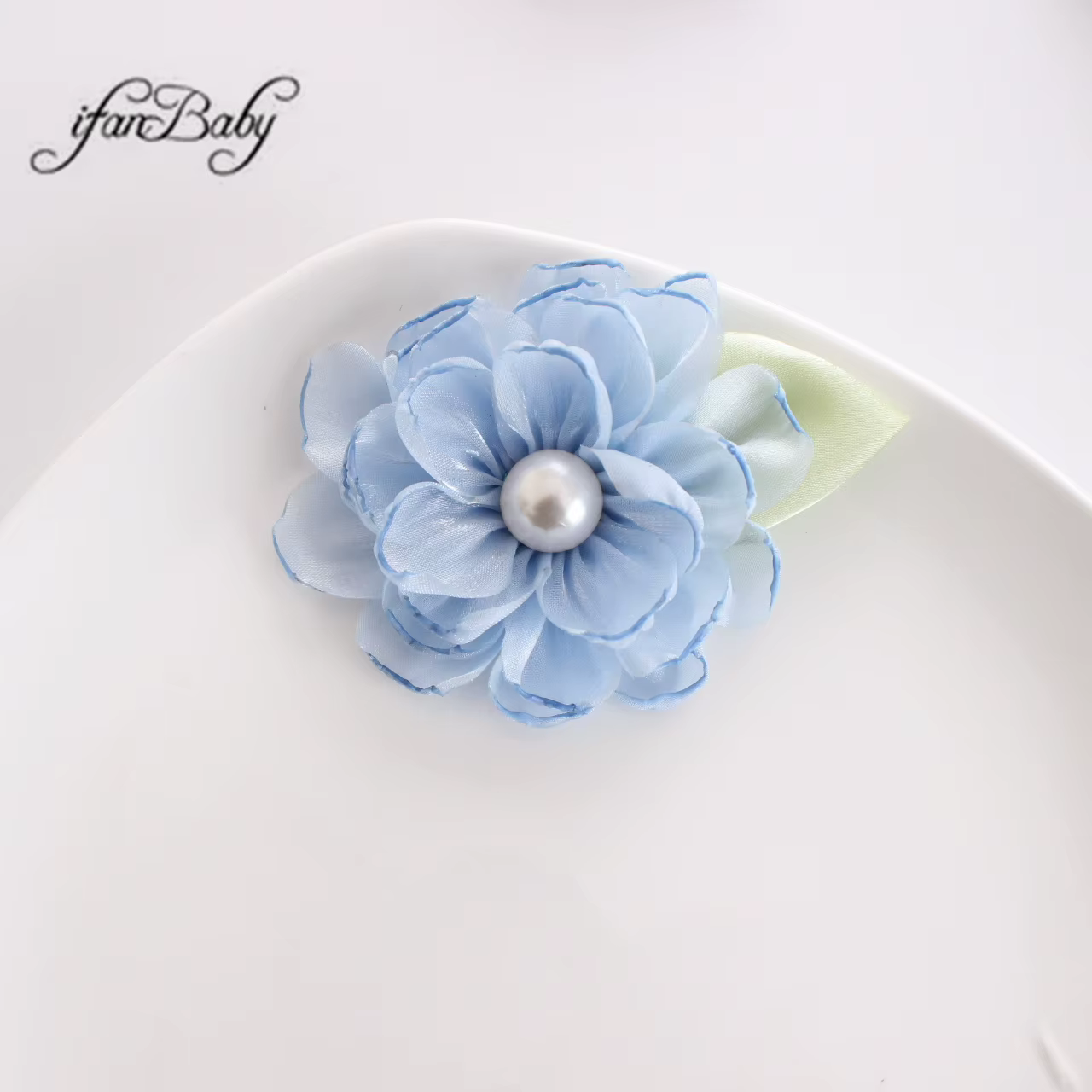 Fleurs en tissu avec centre perlé, organza brûlé avec feuilles, fleur chantée, 6.5cm