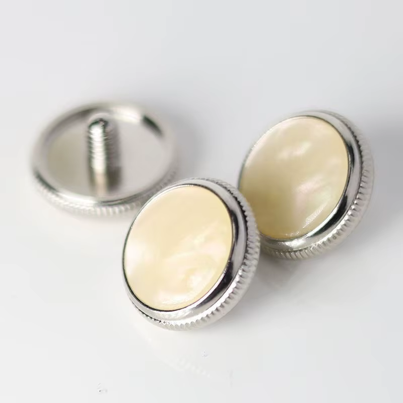 boucle de bouton de trompette avec coussinet en mica à motif de fleurs jaunes