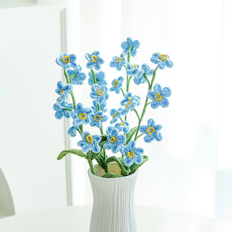 N'oubliez pas, la combinaison créative de quets tissés finis avec des fleurs découpées est un cadeau