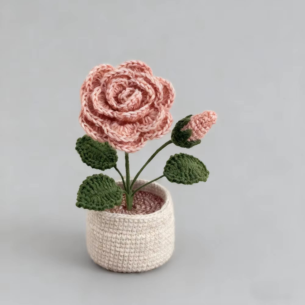 Crochet en laine fait à la main, trois fleurs et poterie de roses à un bourgeon, décoration de burea