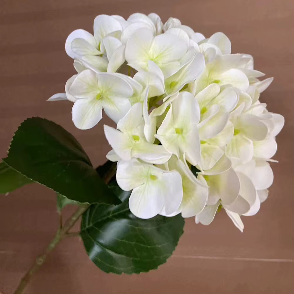 Une grande branche de fleur d'hortensia artificielle, plante d'hortensia réaliste en Latex pour déco