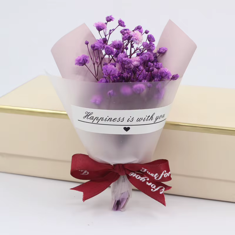 Un bouquet de petites fleurs séchées naturelles, souffle de bébé, bouquet frais préservé, décoration