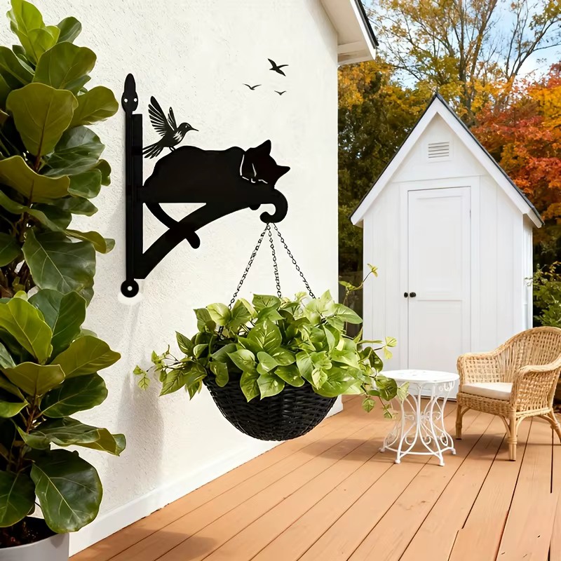 Un support de plante en fer robuste, conçu pour une utilisation en extérieur, idéal pour suspendre d
