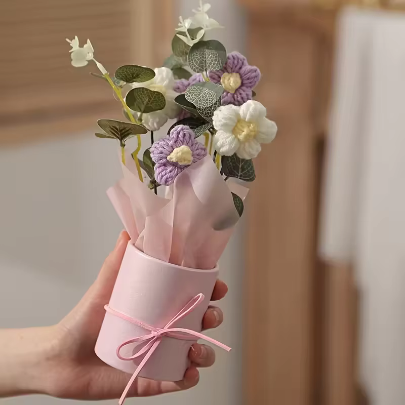Bouquet fait main avec vase rose comprenant 5 fleurs au crochet, papier d'emballage en tissu et ruba