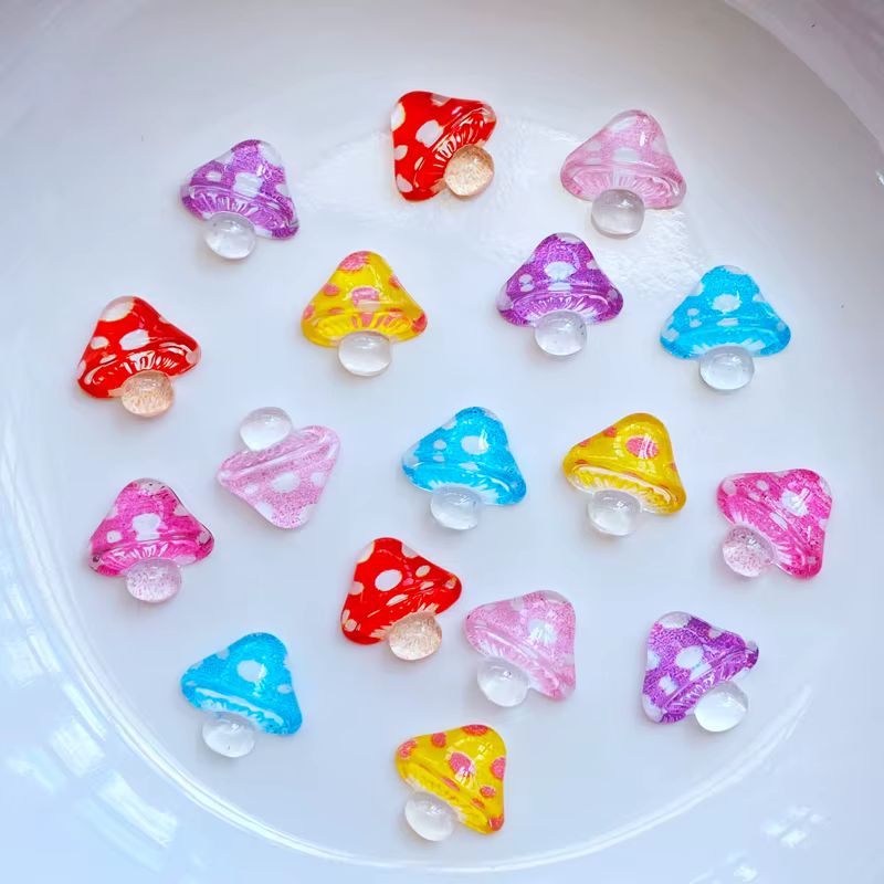 50 pièces Mini figurines artisanales mignonnes en résine de champignon brillant, Cabochon à dos plat