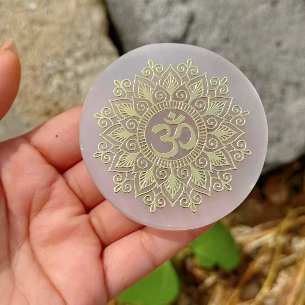 Plaque de Recharge en Sélénite Naturelle avec Symbole Om Arbre de Vie Géométrie Sacrée Dorée pour la