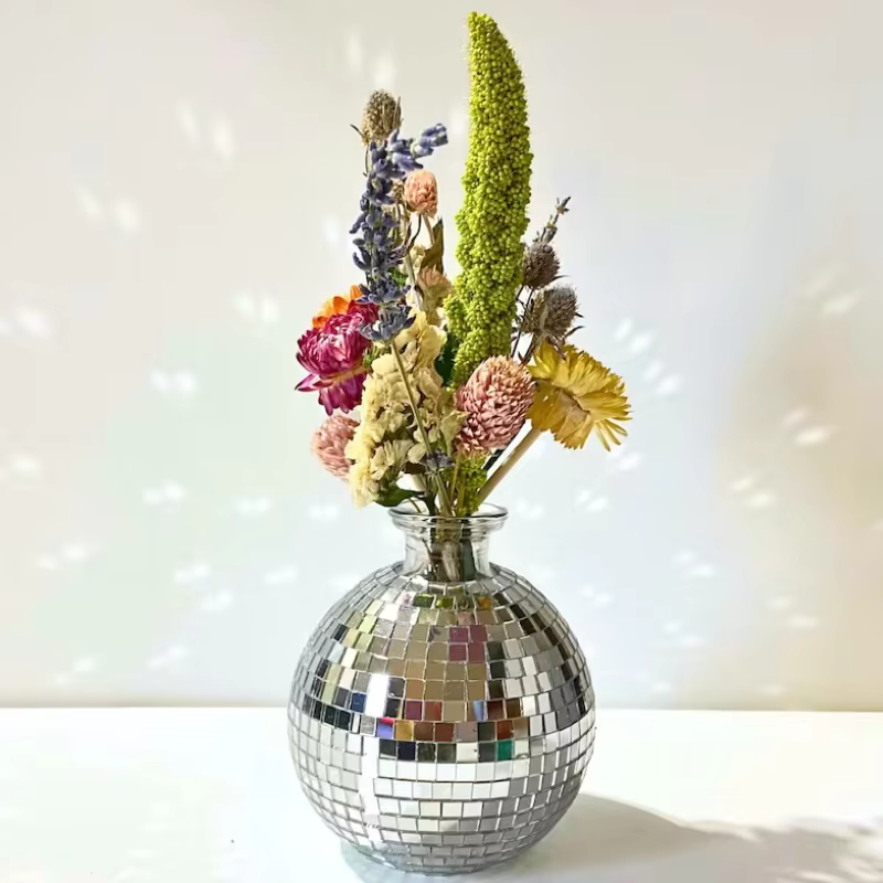 Vase boule Disco, Bouquet de fleurs colorées