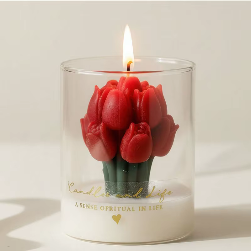 Bougie en forme de tulipe dans un bocal en verre