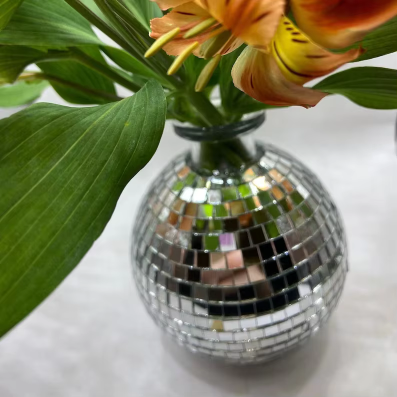 Vase boule Disco, Bouquet de fleurs colorées