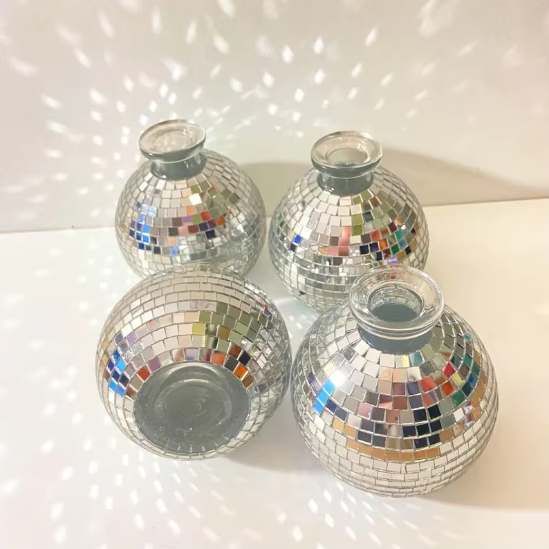 Vase boule Disco, Bouquet de fleurs colorées