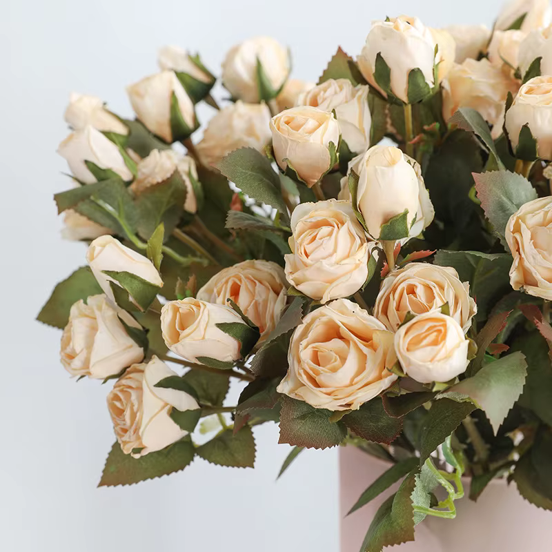 Exposition de fausses fleurs artificielles pour faire de vieilles roses à bord de coke