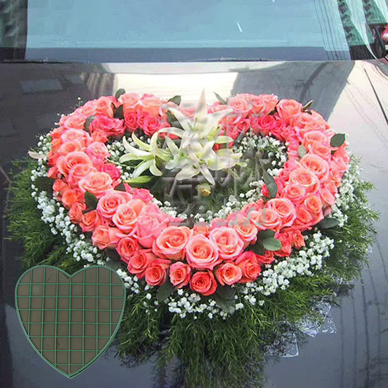 Décoration de table florale en forme de cœur