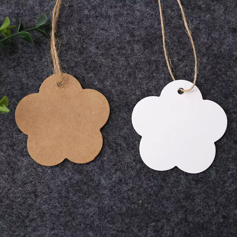 Étiquettes en papier kraft blanc en forme de fleur