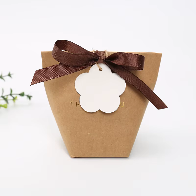 Étiquettes en papier kraft blanc en forme de fleur