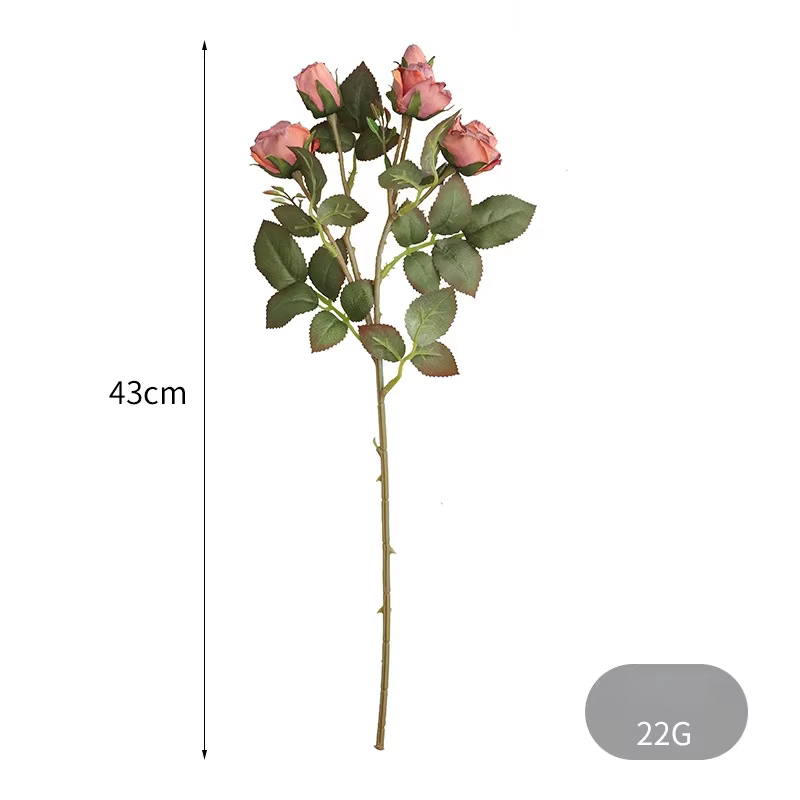 Exposition de fausses fleurs artificielles pour faire de vieilles roses à bord de coke