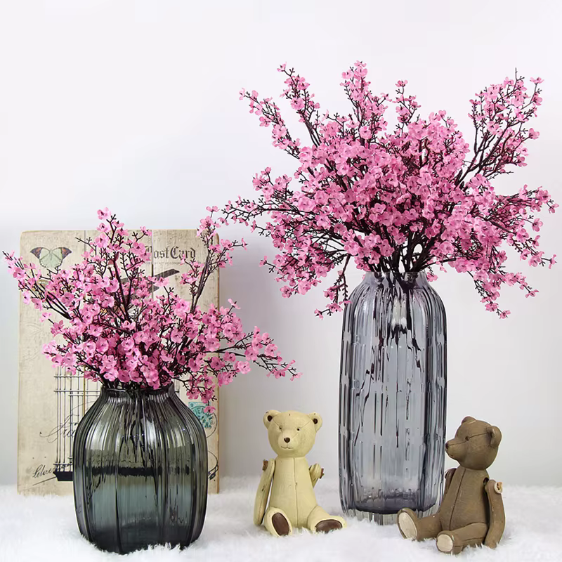 Fleurs artificielles blanches