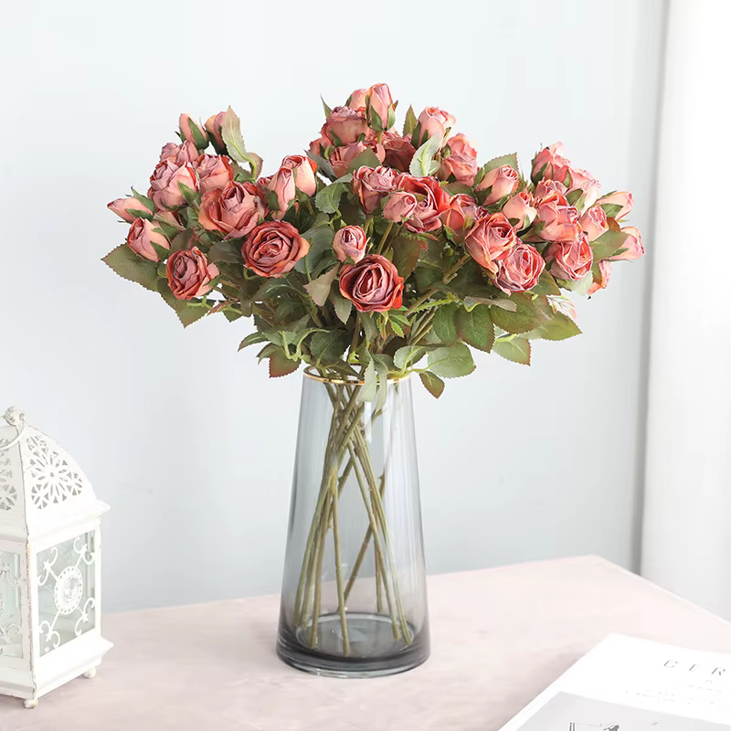 Exposition de fausses fleurs artificielles pour faire de vieilles roses à bord de coke