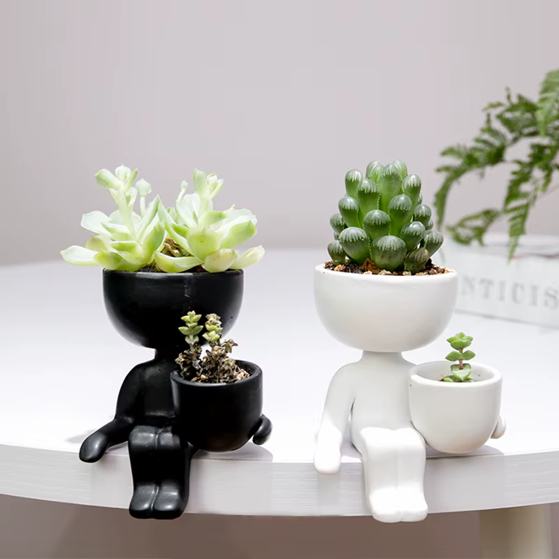 Pot de fleur en céramique humanoïde créatif