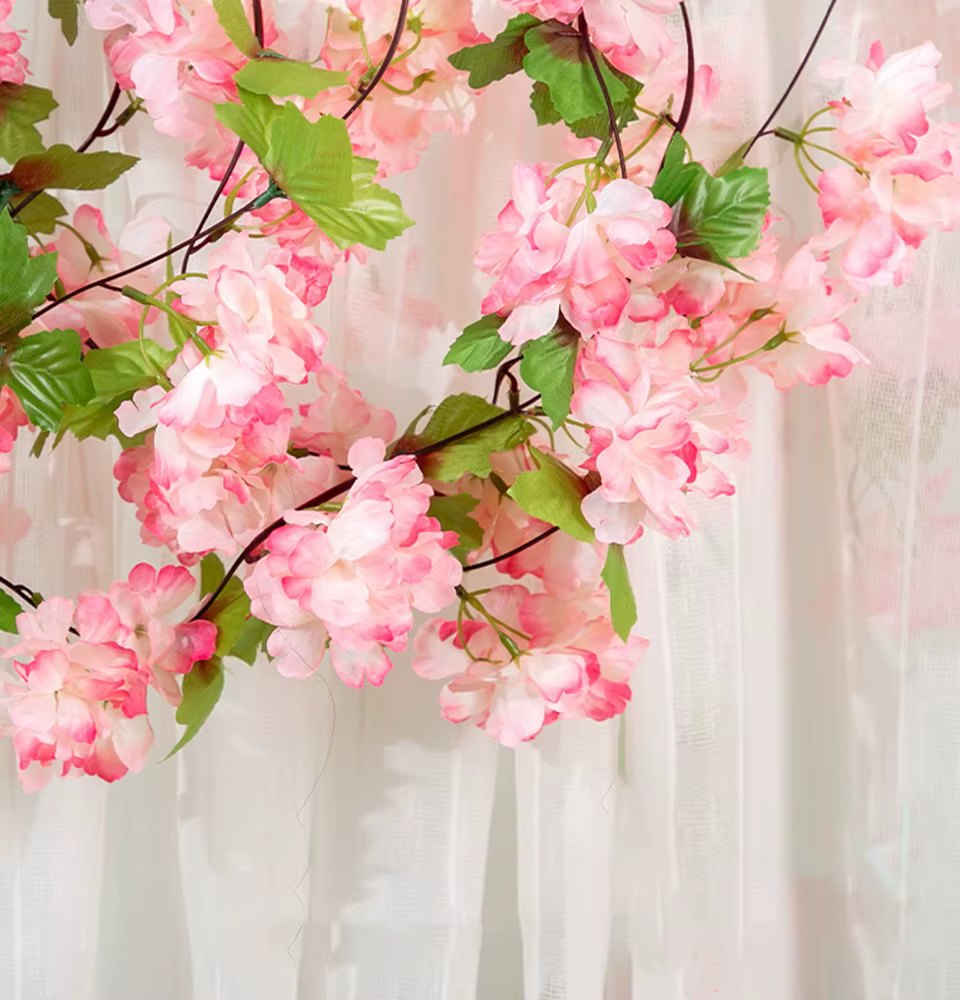 Vigne murale de rose artificielle sans fleur