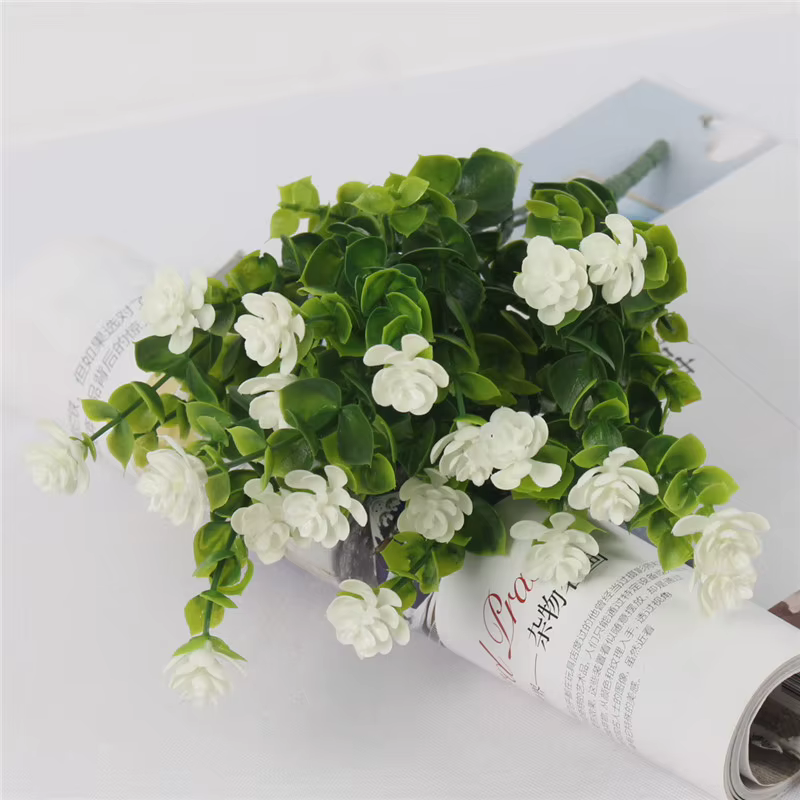 Fleur en plastique de Lotus avec des feuilles d'eucalyptus