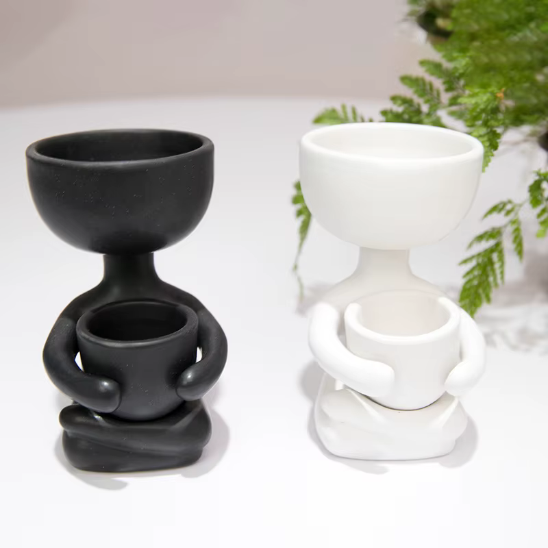 Pot de fleur en céramique humanoïde créatif