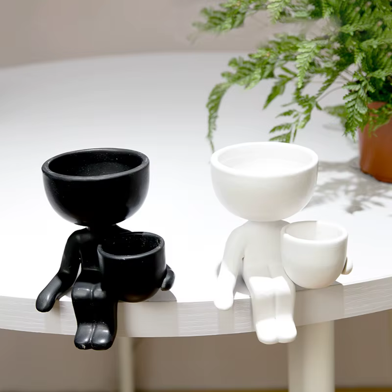 Pot de fleur en céramique humanoïde créatif