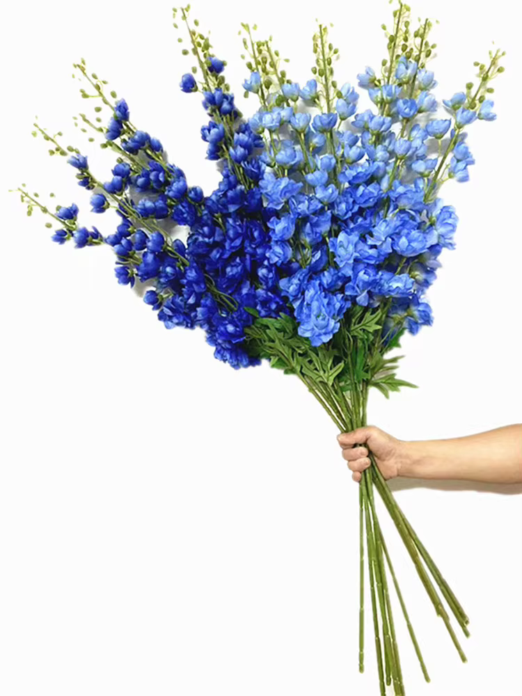 Une branche de fleur de Delphinium artificielle couleur bleue plante
