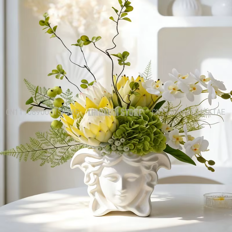 Pot de fleurs de style grec pour l'insertion