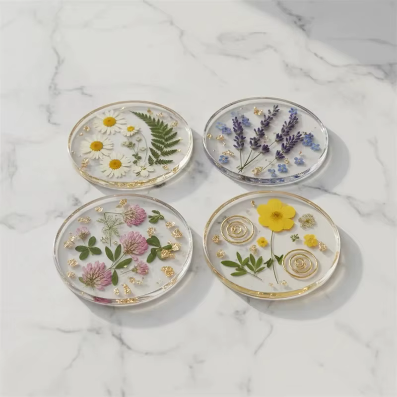 Sous-verres en acrylique avec fleurs pressées