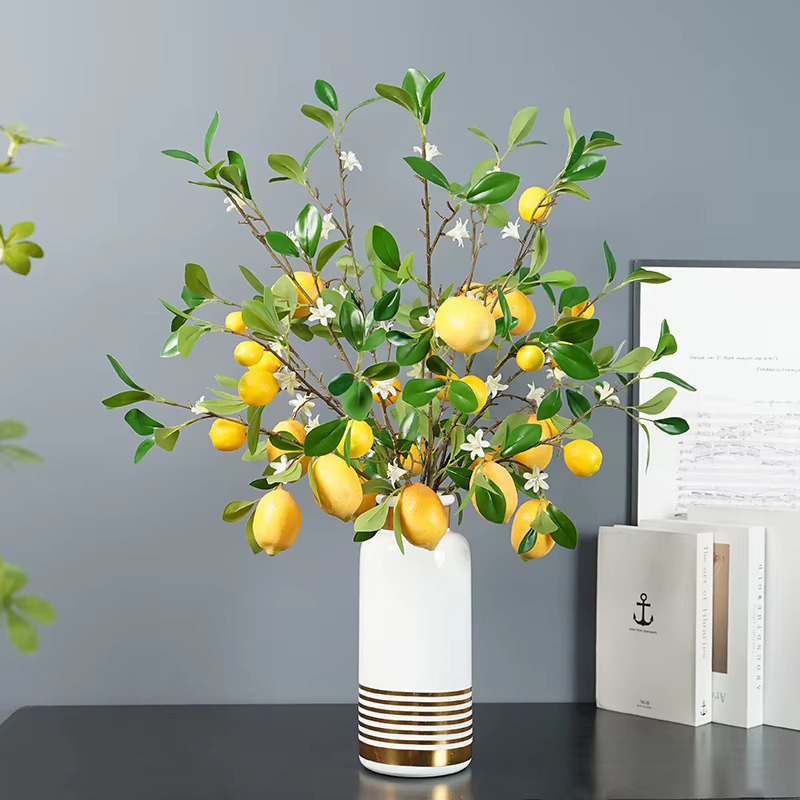 Citron jaune avec des fleurs blanches