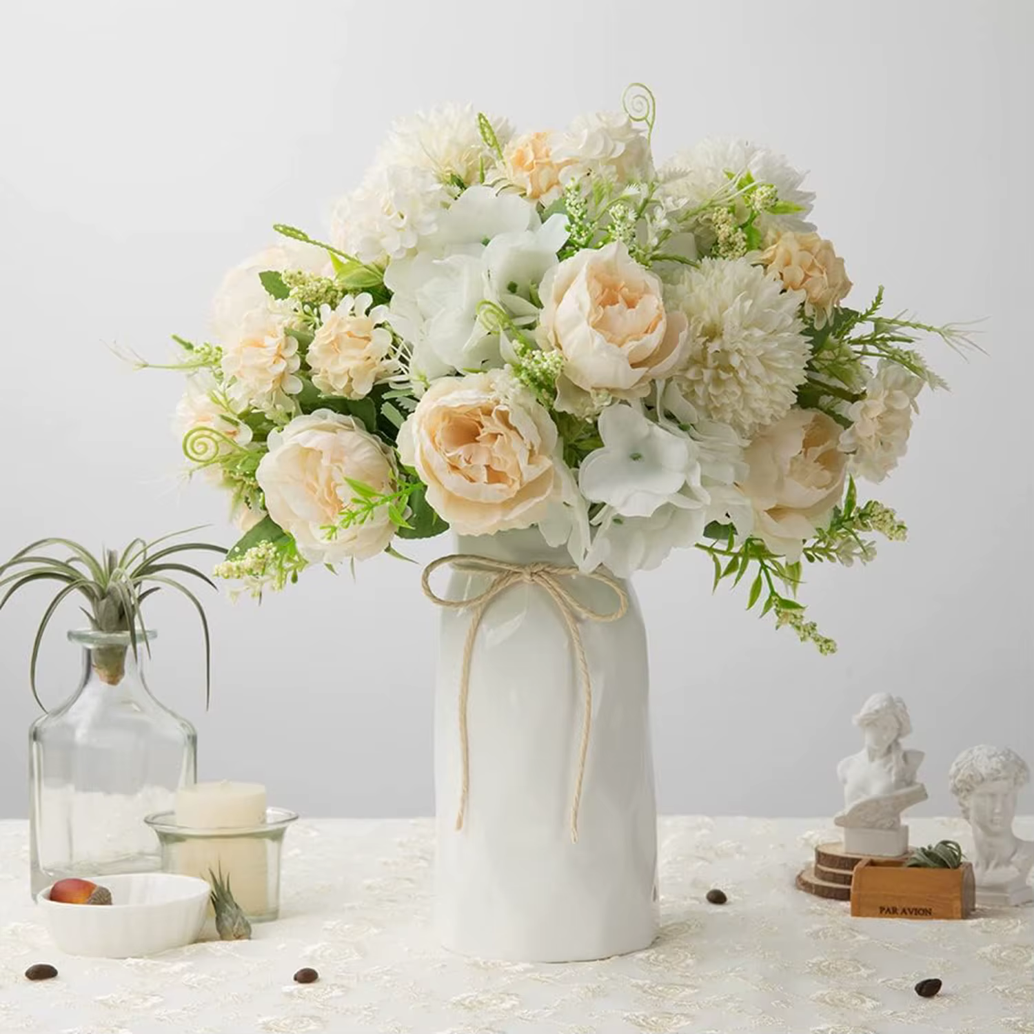 Fleurs de chrysanthème et de pivoine simulées