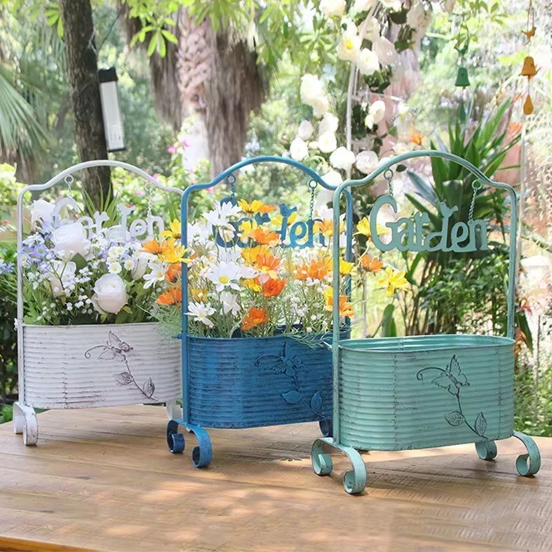Pot de fleur d'art en fer vintage