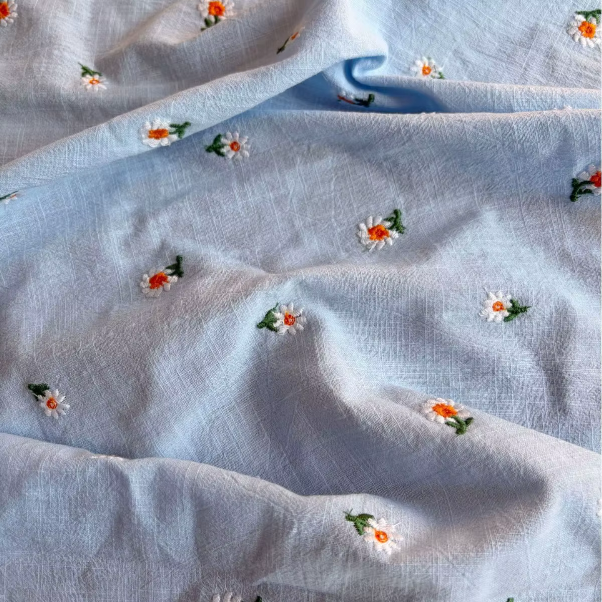 Tissu en lin et coton brodé tournesol