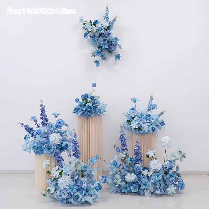 Fleurs artificielles bleues suspendues