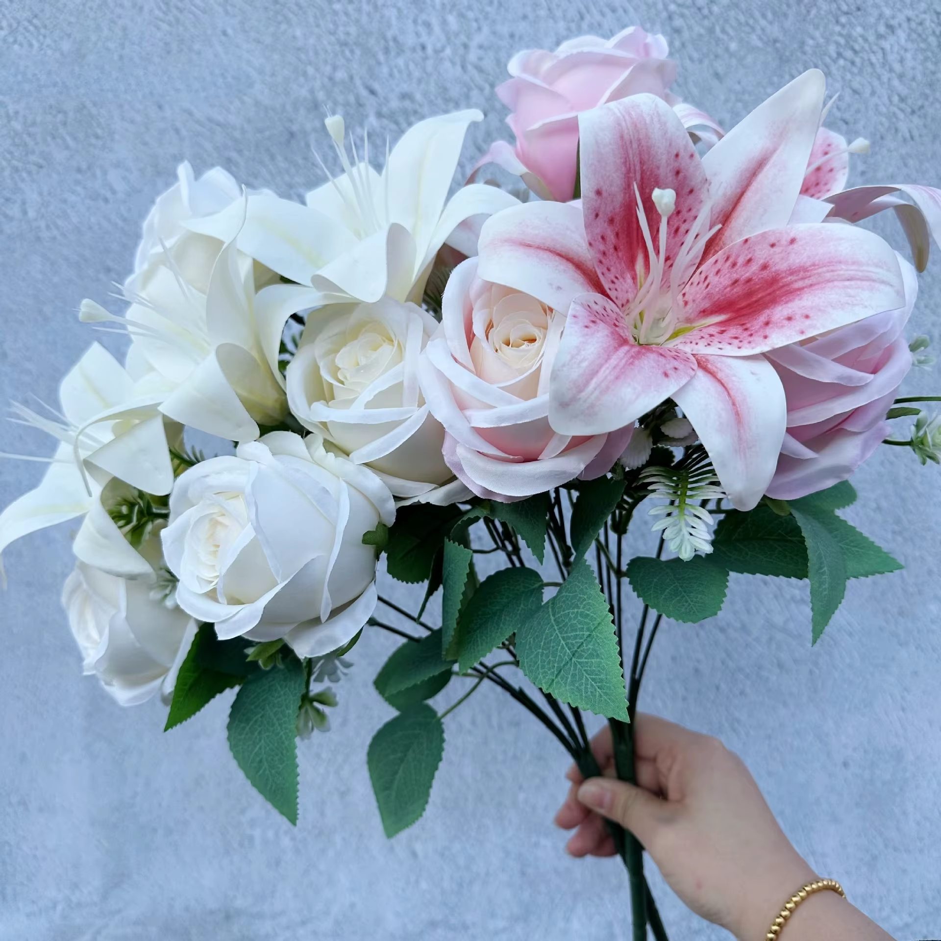 Bouquet de Couleurs Printanières : 9 Tiges de Roses et Lys Mixtes