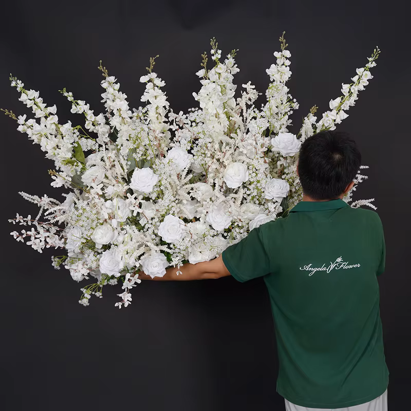 Rangée de fleurs de sol d'allée blanche de luxe