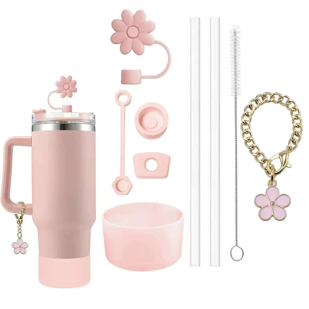 Ensemble d'accessoires 9 pièces, 3 bouchons anti-déversement, fleurs, couverture de paille, botte, 2 pièces, brosse et 1 chaîne à breloques en forme de fleur pour tasse Stanley