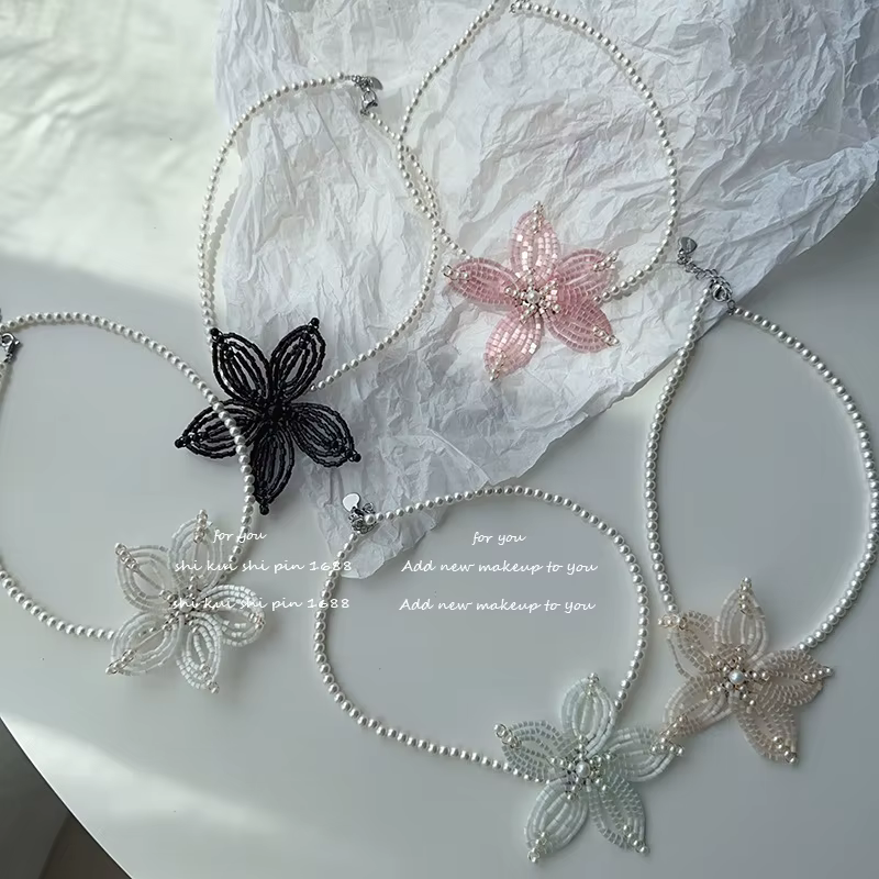 Ensemble de boucles d'oreilles et collier de perles à grandes fleurs faites à la main pour femmes