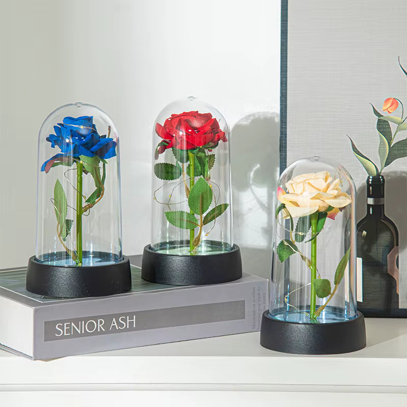 Roses éternelles artificielles en feuille métallique dans un verre