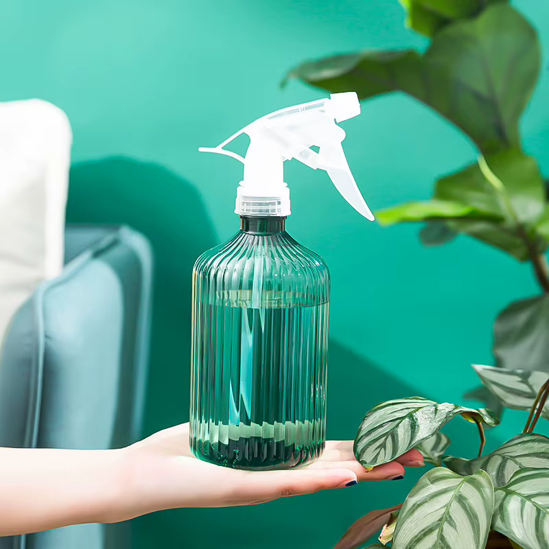 Bouteille d'eau en plastique pour l'irrigation des plantes et des fleurs