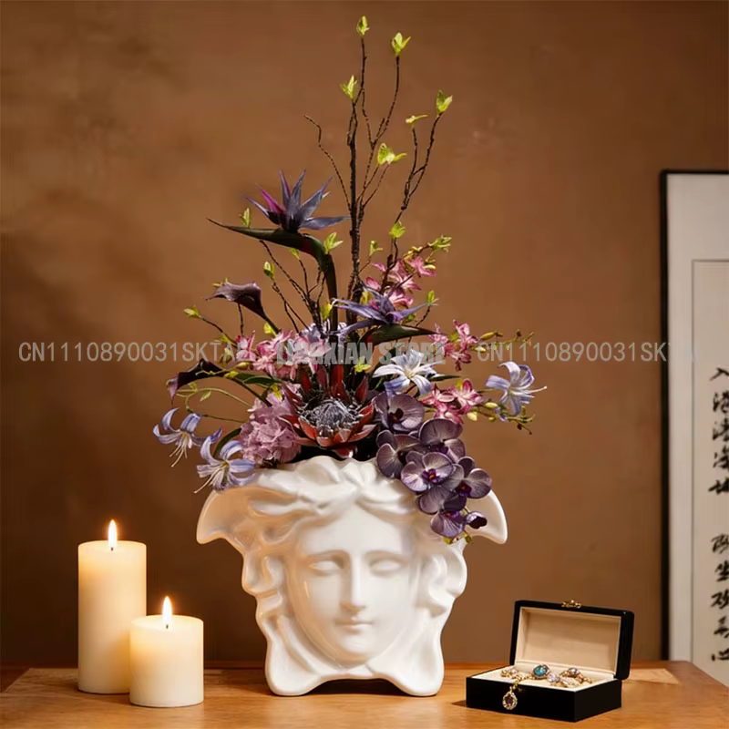 Pot de fleurs de style grec pour l'insertion