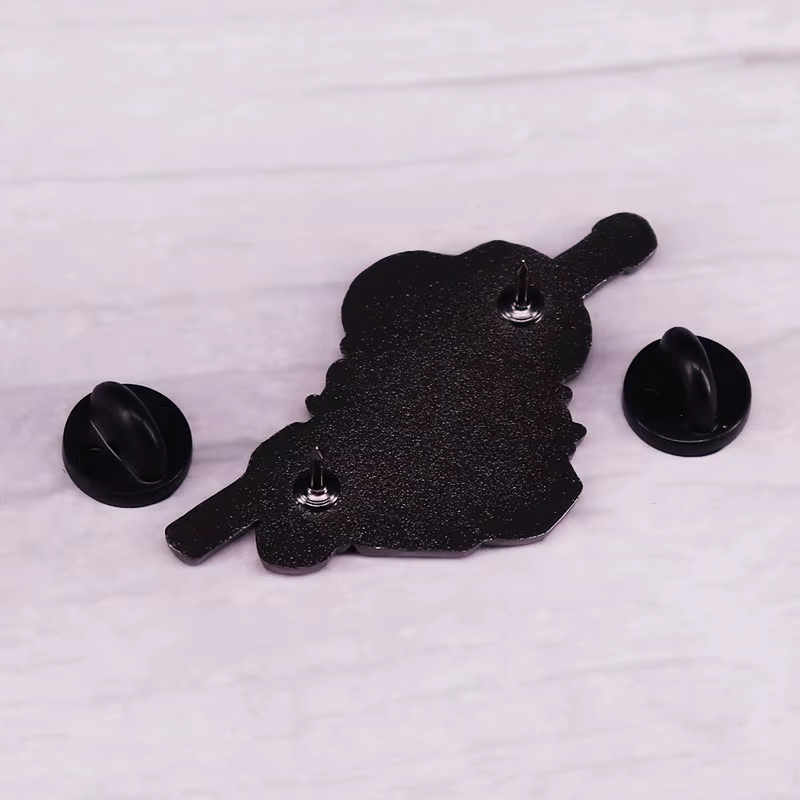 Anime une pièce Trafalgar D. Épingles à revers de la loi de l'eau, sac à dos en jean, broche en émail pour femmes, bijoux à la mode, cadeaux, Badges de dessin animé