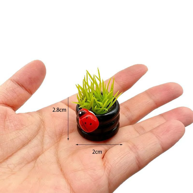 Ornement de plante miniature en pot avec coccinelle