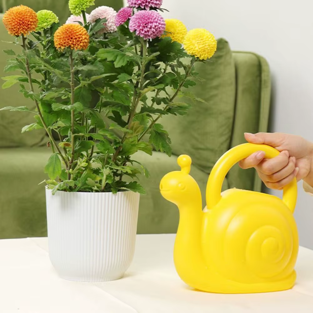 Arrosoir en plastique en forme d'escargot